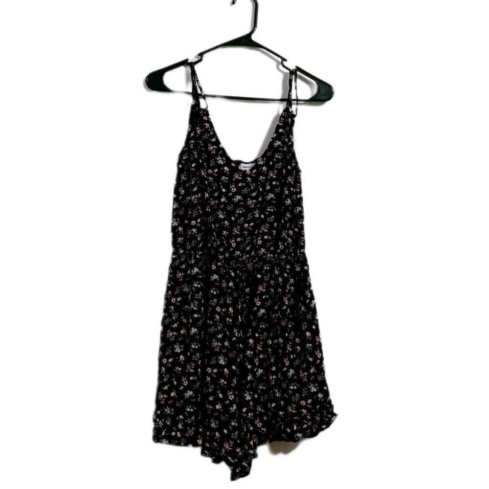 Stitch & Pine women’s size medium‎ floral sleeveless romper ￼￼